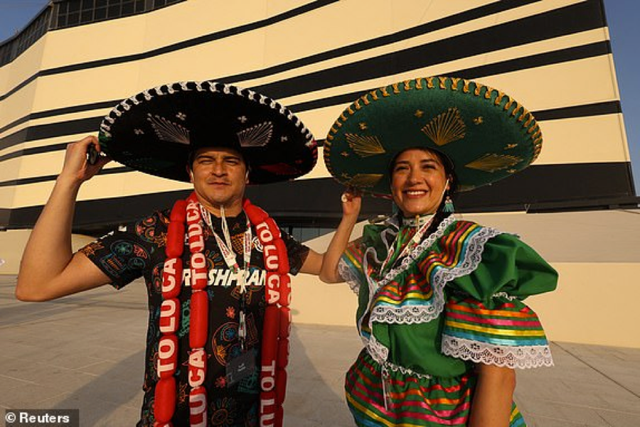 Người hâm mộ Mexico bên ngoài sân vận động Al Bayt. Người hâm mộ Mexico bên ngoài sân vận động Al Bayt.