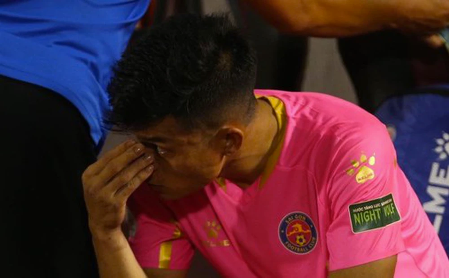 Một cầu thủ Sài Gòn FC buồn bã khi đội nhà phải xuống chơi ở giải Hạng Nhất mùa sau.