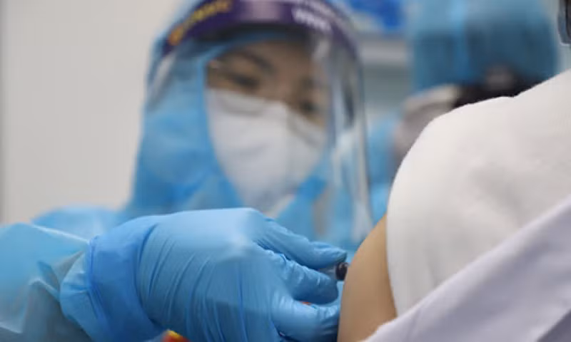 Tỷ lệ người bị phản ứng sau khi tiêm vaccine phòng Covid-19 trên thế giới rất thấp.