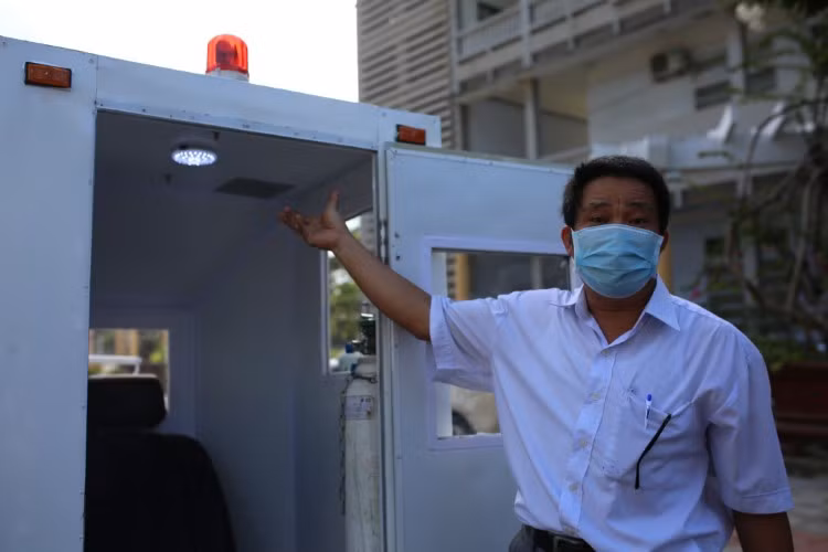 Giảng viên Đặng Xuân Thủy giới thiệu các tính năng của cabin vận chuyển bệnh nhân nghi nhiễm Covid-19.