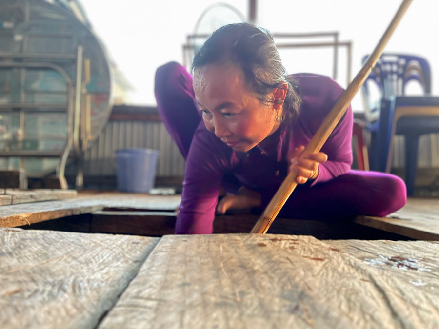 Chị Hà Thị Diễm Bé bắt cá dưới nhà nổi để tiếp đón du khách. Chị Hà Thị Diễm Bé bắt cá dưới nhà nổi để tiếp đón du khách.