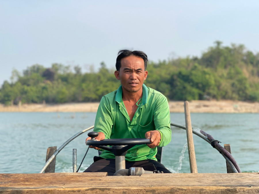 Ngoài công việc thả lưới bắt cá, anh Nguyễn Văn Minh phụ trách chạy thuyền đón du khách lên nhà nổi. Ngoài công việc thả lưới bắt cá, anh Nguyễn Văn Minh phụ trách chạy thuyền đón du khách lên nhà nổi.