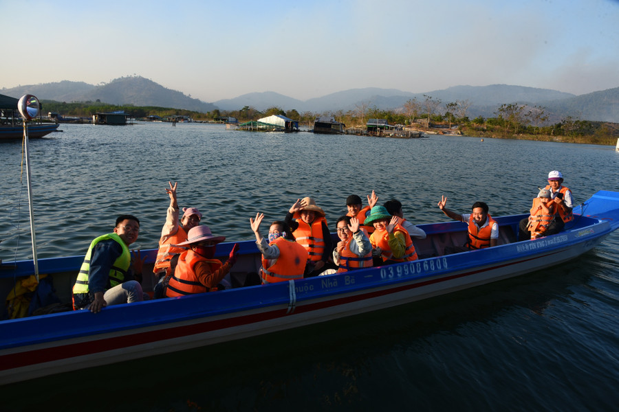 Du khách đến tham quan làng chài Sê San. Du khách đến tham quan làng chài Sê San.