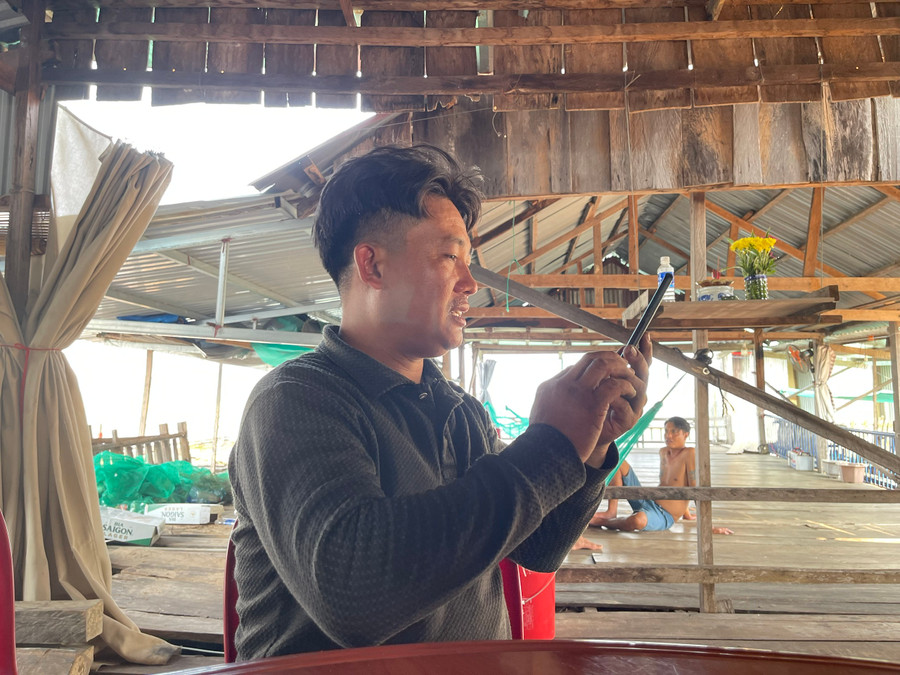 Anh Nguyễn Thành Nhân nhận điện thoại từ đoàn du khách đặt thuyền tham quan. Anh Nguyễn Thành Nhân nhận điện thoại từ đoàn du khách đặt thuyền tham quan.