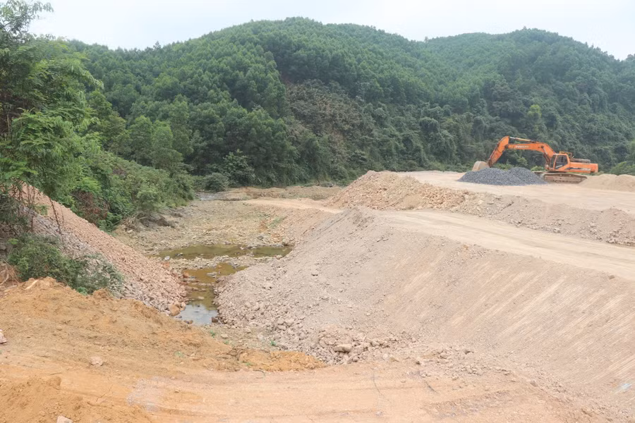 Các nhà thầu thi công cầu bắc qua khu vực có khe suối.