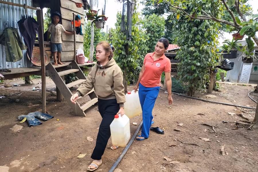 Những năm qua các cô giáo phải nhọc nhằn ra suối, đến các hộ dân xin nước về phục vụ sinh hoạt cho các cháu nhỏ.