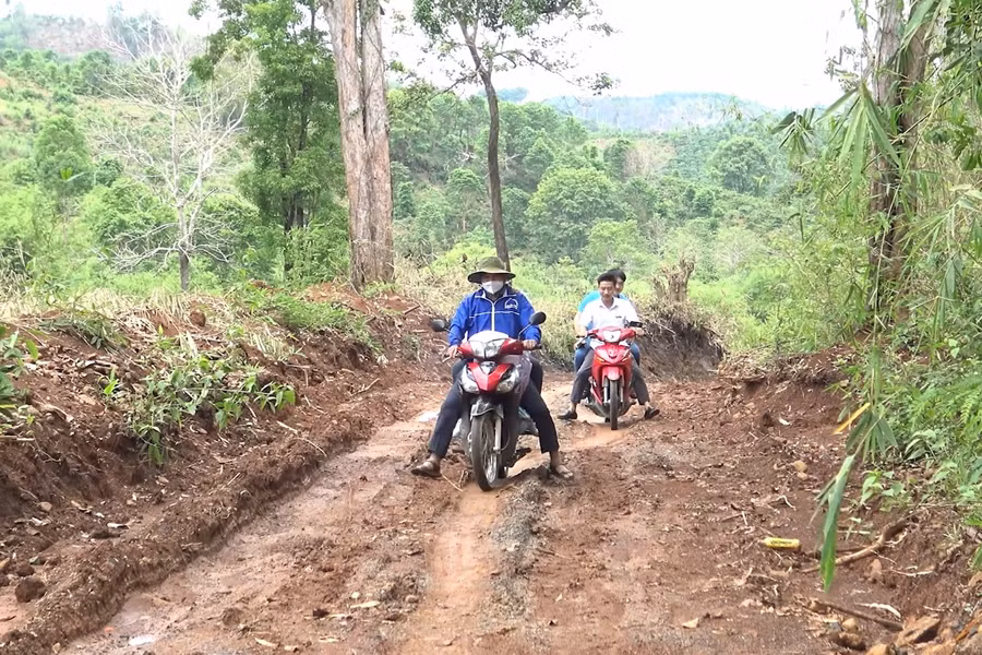 Con đường độc đạo dẫn vào Buôn Lách Ló chỉ có thể đi bộ hoặc di chuyển bằng xe máy, nếu gặp mùa mưa xe máy cũng bất lực.