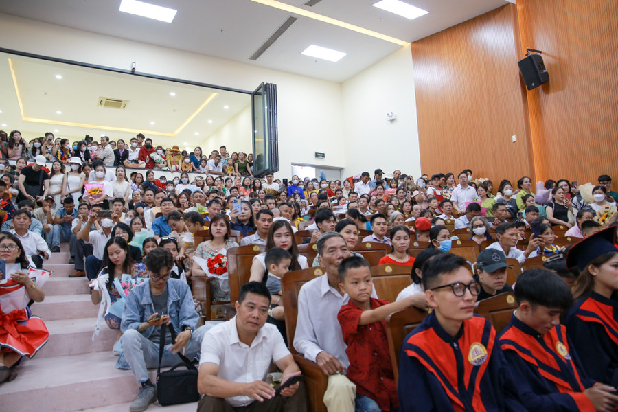 Các đại biểu, khách mời và hơn 500 tân cử nhân, các bậc phụ huynh tham gia tại Lễ tốt nghiệp.