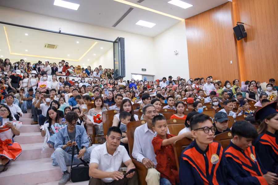 Các đại biểu, khách mời và hơn 500 tân cử nhân, các bậc phụ huynh tham gia tại Lễ tốt nghiệp.