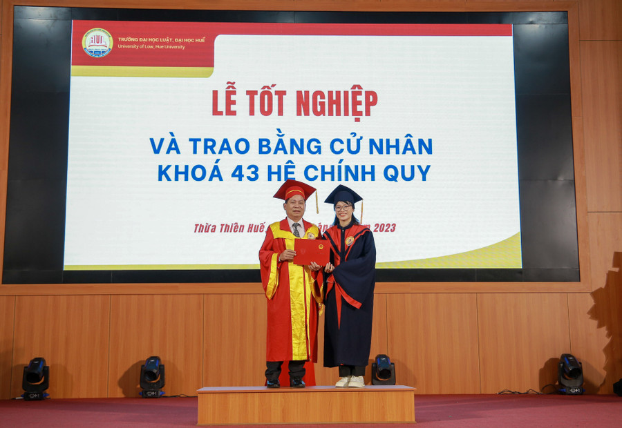 PGS.TS Nguyễn Duy Phương - Phó Hiệu trưởng Trường ĐH Luật Huế trao bằng tốt nghiệp cho sinh viên tốt nghiệp đạt loại giỏi.