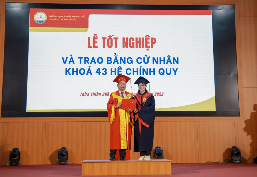 PGS.TS Nguyễn Duy Phương - Phó Hiệu trưởng Trường ĐH Luật Huế trao bằng tốt nghiệp cho sinh viên tốt nghiệp đạt loại giỏi.
