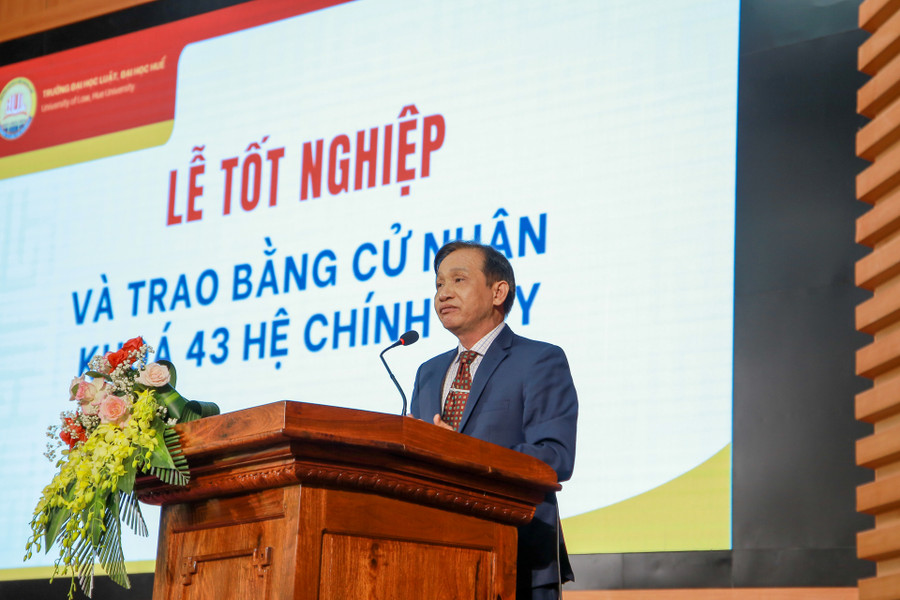 PGS.TS Đoàn Đức Lương – Hiệu trưởng Trường ĐH Luật, ĐH Huế chia sẻ cùng các tân cử nhân và các bậc phụ huynh tại Lễ tốt nghiệp.