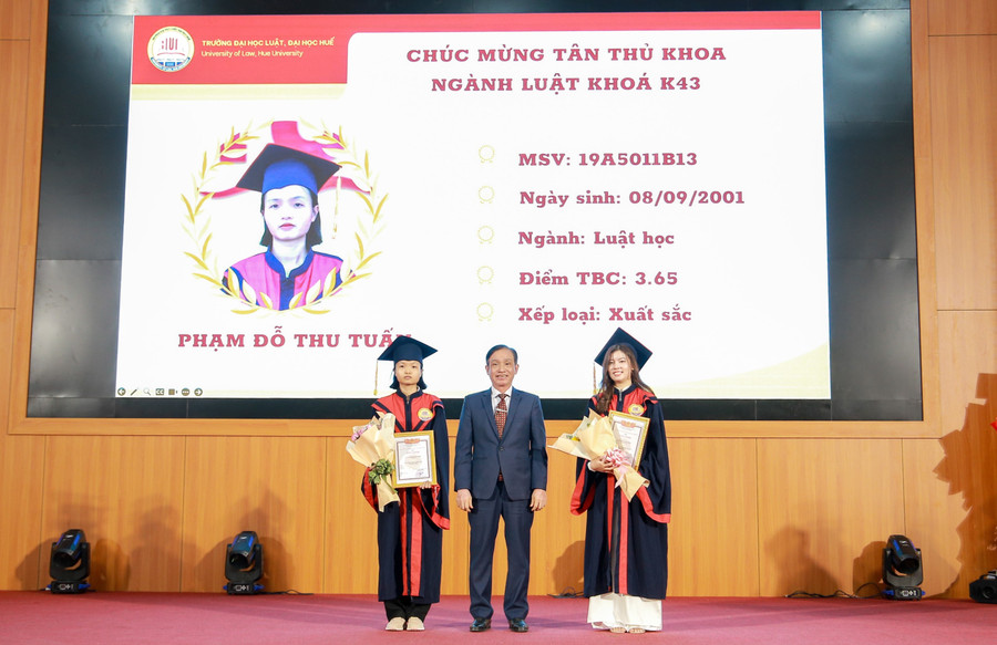 PGS.TS Đoàn Đức Lương – Hiệu trưởng Trường ĐH Luật, ĐH Huế trao tặng giấy khen của 2 thủ khoa ngành Luật và ngành Luật Kinh tế tại buổi lễ.