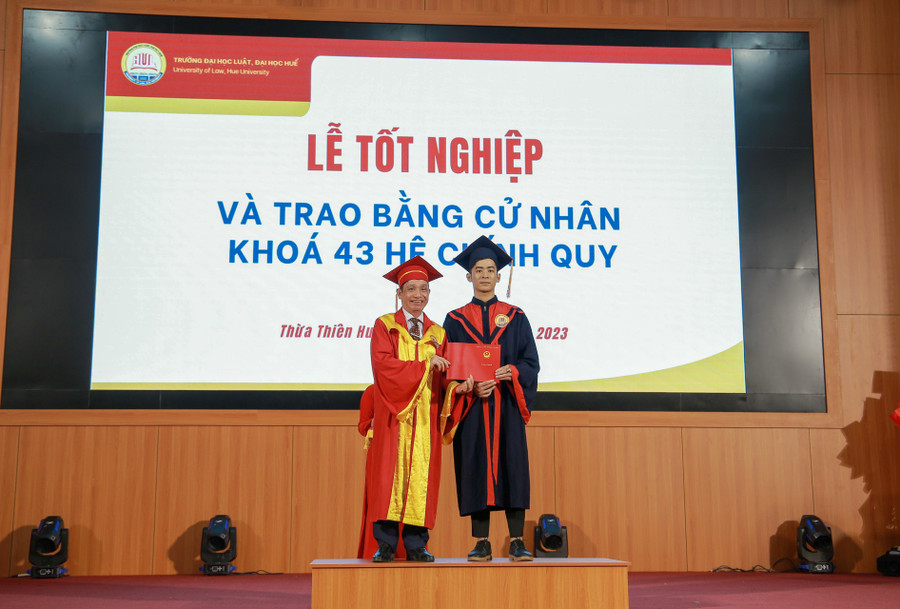 Trao bằng tốt nghiệp cho sinh viên tốt nghiệp loại xuất sắc của trường.