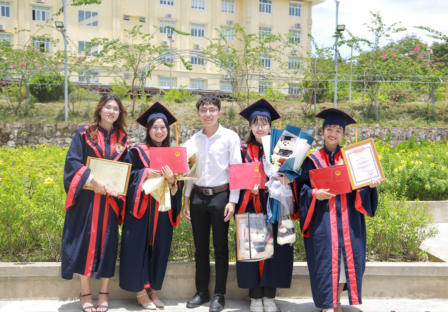 Người thân, bạn bè đến chúc mừng các tân cử nhân khóa K43 Trường ĐH Luật, ĐH Huế. (Ảnh: Hoàng Hải).