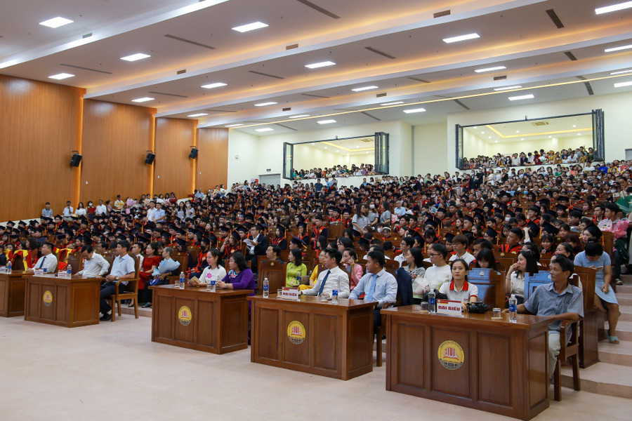 Các đại biểu, khách mời và hơn 500 tân cử nhân, các bậc phụ huynh tham gia tại Lễ tốt nghiệp.