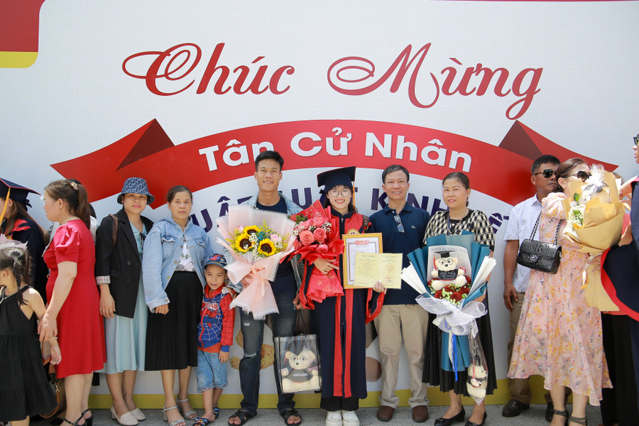 Người thân, bạn bè đến chúc mừng các tân cử nhân khóa K43 Trường ĐH Luật, ĐH Huế. (Ảnh: Hoàng Hải).