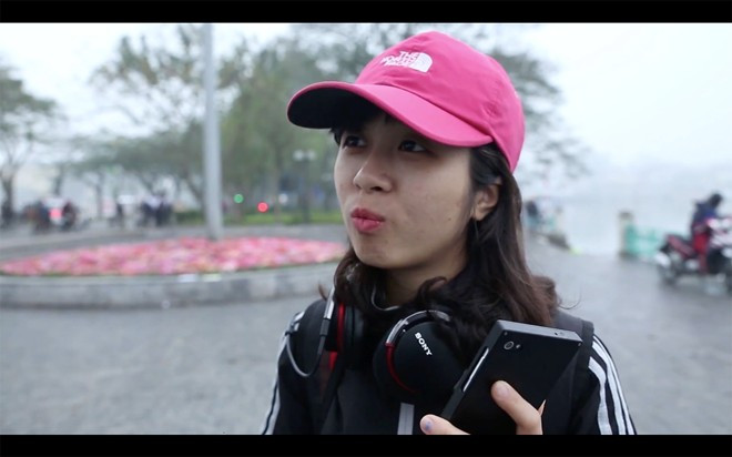 Phần khung kim loại lộ diện qua khe tăng giảm âm lượng. Máy có một camera có kích thước vừa phải và đèn flash đơn. Cạnh trên là giắc cắm tai nghe. Ảnh cắt từ clip.