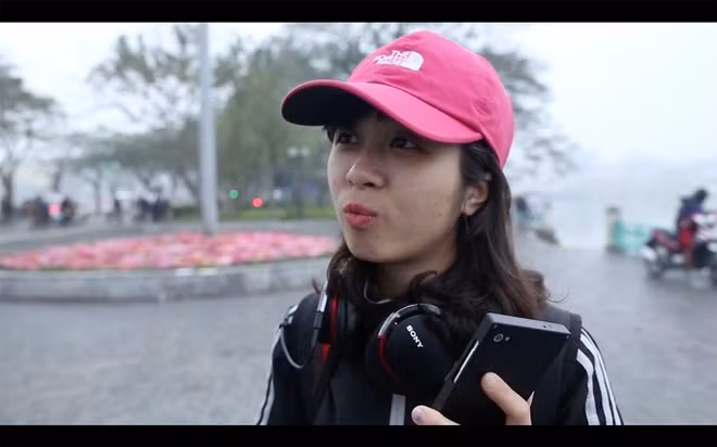 Phần khung kim loại lộ diện qua khe tăng giảm âm lượng. Máy có một camera có kích thước vừa phải và đèn flash đơn. Cạnh trên là giắc cắm tai nghe. Ảnh cắt từ clip.