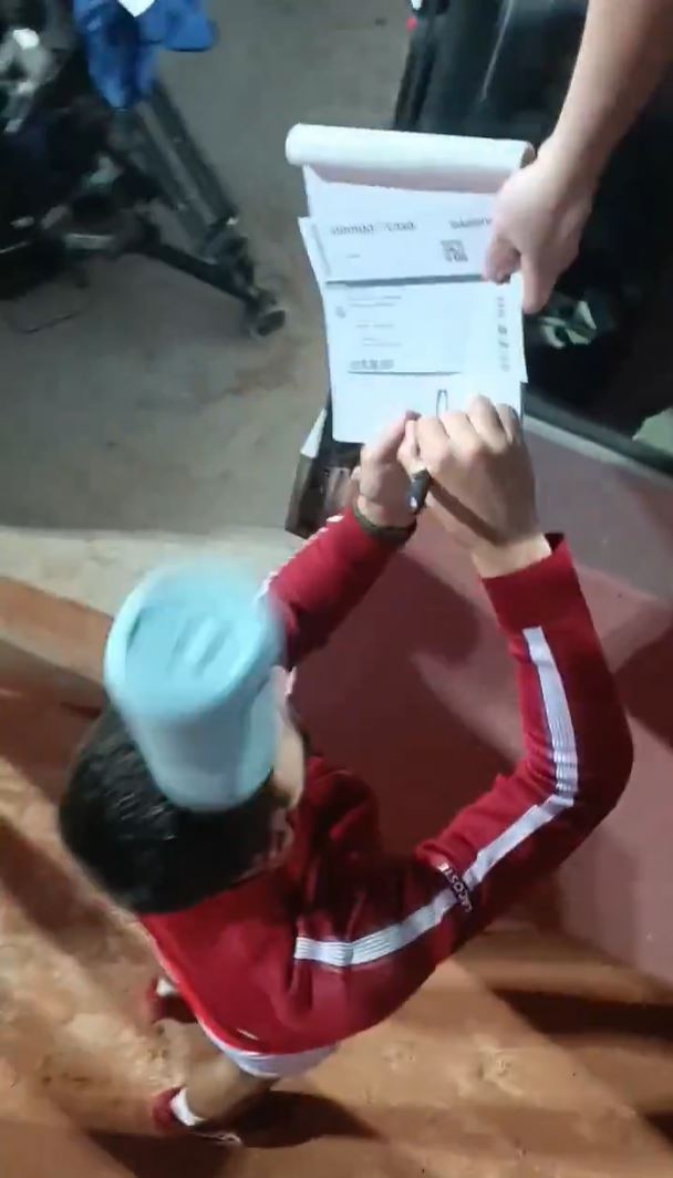 Novak Djokovic bị bình nước kim loại từ khán giả rơi trúng đầu Novak Djokovic bị bình nước kim loại từ khán giả rơi trúng đầu