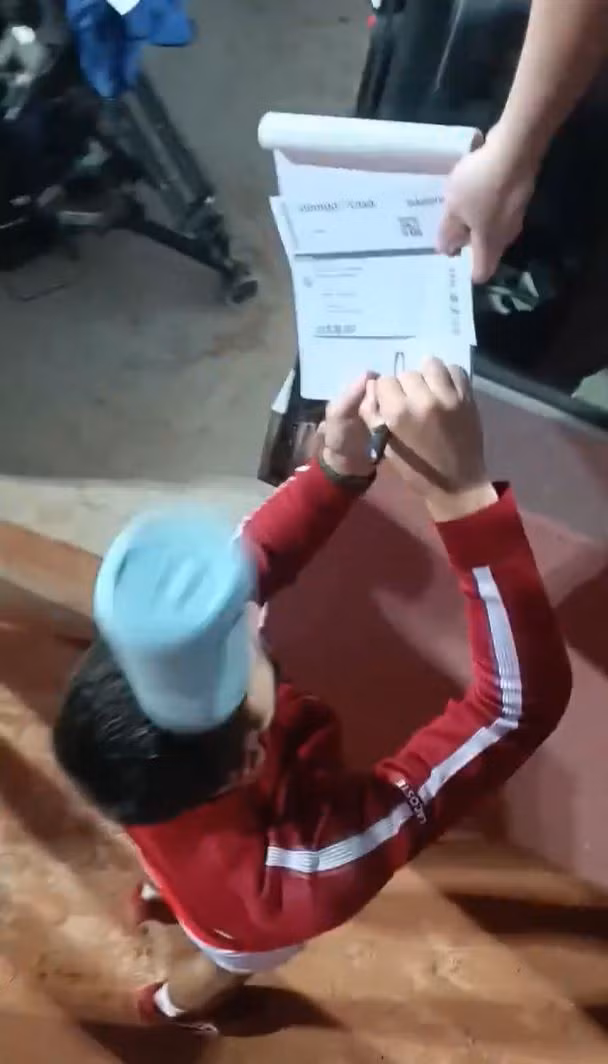 Novak Djokovic bị bình nước kim loại từ khán giả rơi trúng đầu