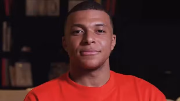 Kylian Mbappé tuyên bố anh sẽ rời PSG trong một video đầy cảm xúc