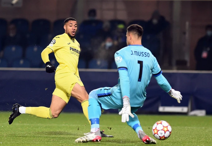 Villarreal (áo vàng) giành tấm vé cuối cùng vào vòng 16 đội Champions League.