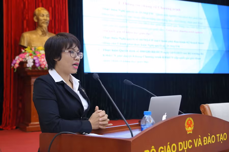 Bà Khiếu Thị Nhàn - Chánh văn phòng của Chương trình báo cáo về tình hình thực hiện Chương trình giai đoạn 2016 – 2018. Ảnh: Việt Hà