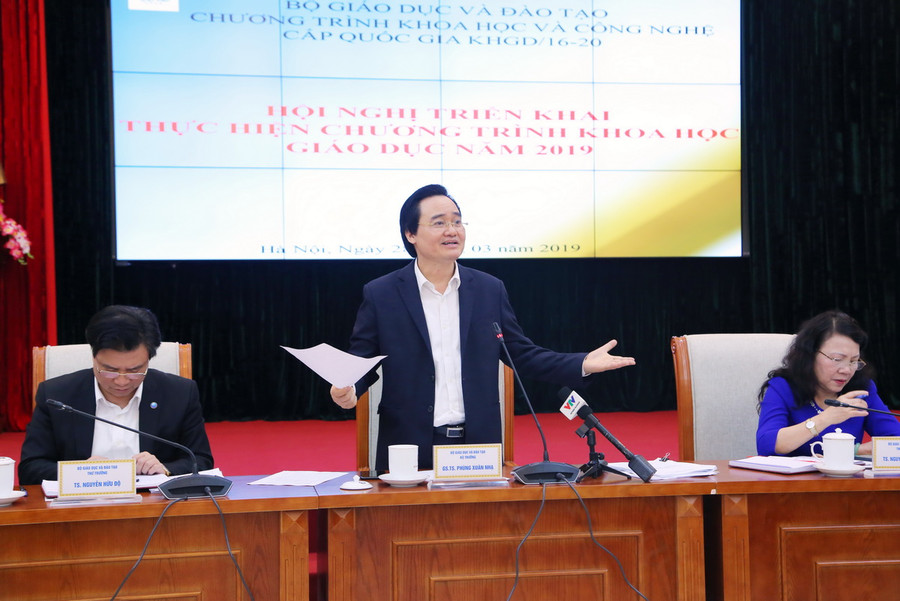 Bộ trưởng Phùng Xuân Nhạ phát biểu giao nhiệm vụ tại hội nghị triển khai thực hiện Chương trình Khoa học giáo dục năm 2019. Ảnh: Việt Hà Bộ trưởng Phùng Xuân Nhạ phát biểu giao nhiệm vụ tại hội nghị triển khai thực hiện Chương trình Khoa học giáo dục năm 2019. Ảnh: Việt Hà