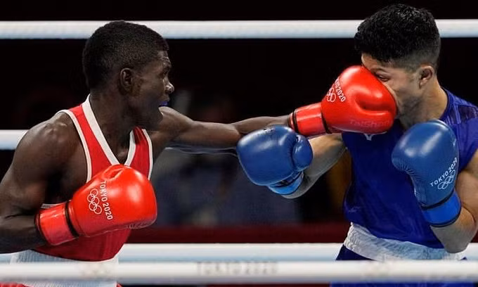 Martinez (găng đỏ) cho rằng mình xứng đáng thắng đối thủ của Nhật Bản.