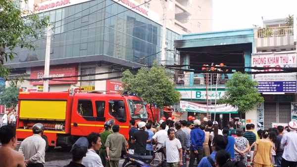 Cháy siêu thị nằm sát chung cư, hàng chục người tháo chạy ảnh 2