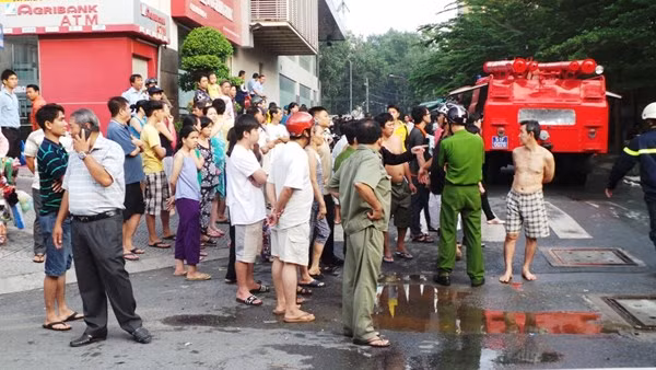 Cháy siêu thị nằm sát chung cư, hàng chục người tháo chạy ảnh 5