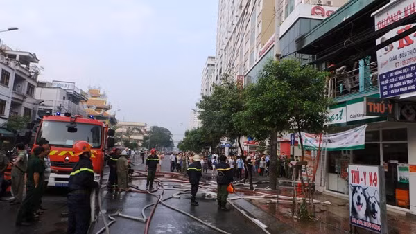 Cháy siêu thị nằm sát chung cư, hàng chục người tháo chạy ảnh 3