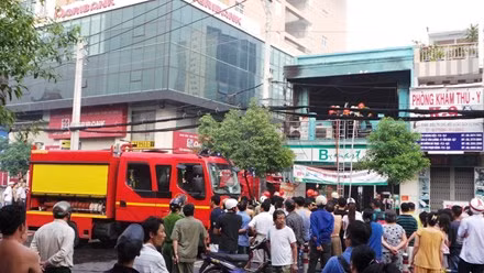 Cháy siêu thị nằm sát chung cư, hàng chục người tháo chạy