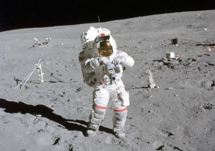 Phi hành gia John Young trong sứ mệnh Apollo 16.