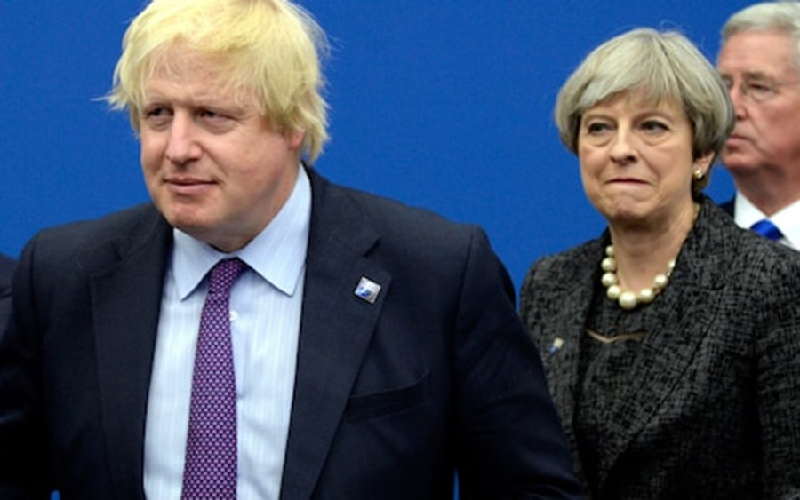 Thủ tướng Boris Johnson và người tiền nhiệm Theresa May. Ảnh: AP Thủ tướng Boris Johnson và người tiền nhiệm Theresa May. Ảnh: AP