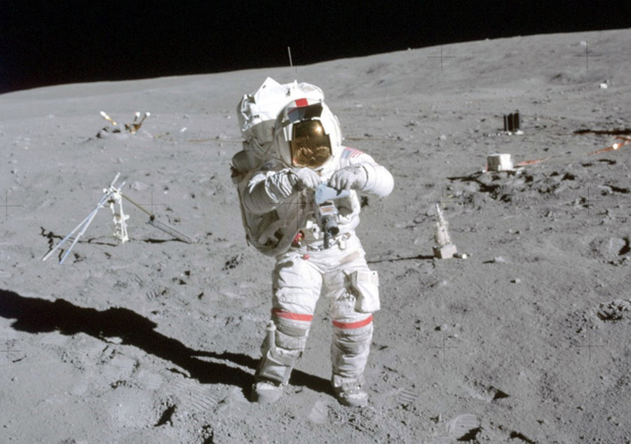 Phi hành gia John Young trong sứ mệnh Apollo 16.