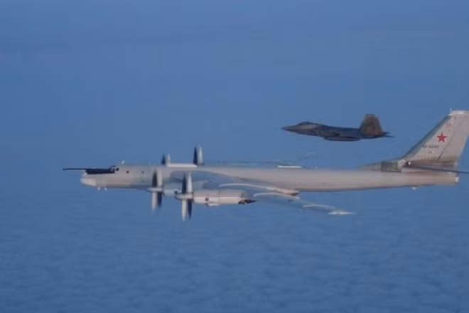 Máy bay ném bom Tu-95 của Nga xuất hiện gần biên giới Mỹ
