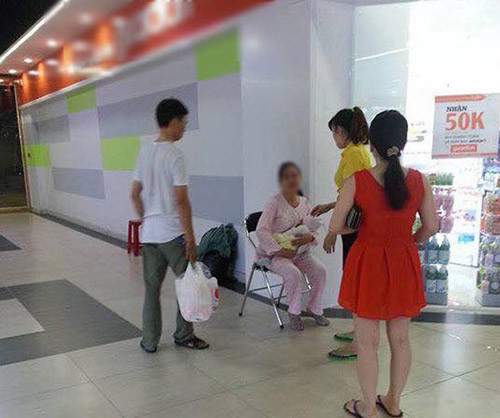 tp.hcm: vo cho con bu o sieu thi bi chong danh toi ta - 1