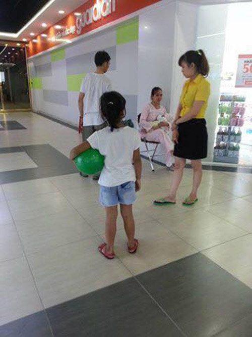tp.hcm: vo cho con bu o sieu thi bi chong danh toi ta - 2