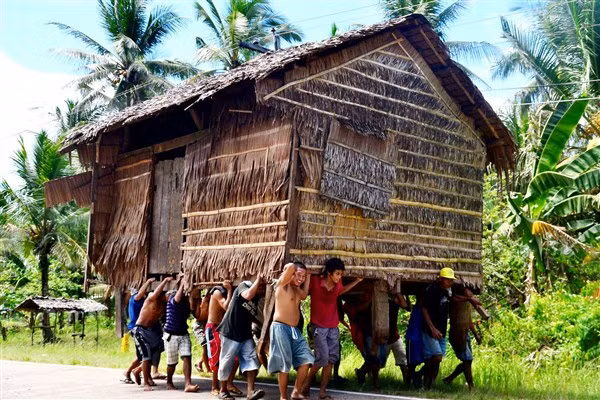Thú vị cách di dời nhà truyền thống của Philippines