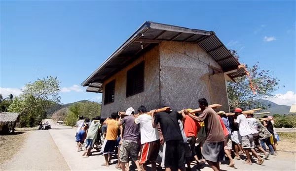 Thú vị cách di dời nhà truyền thống của Philippines ảnh 2