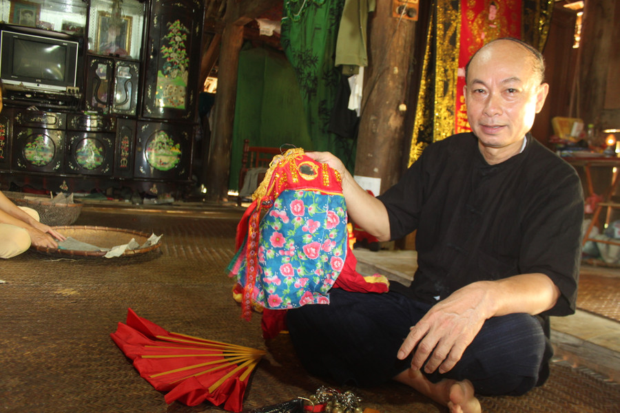 Nhà văn Hoàng Tương Lai (Yên Bái) và chiếc mũ của thầy cúng dân tộc Tày.