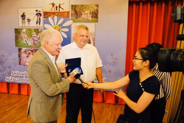 Khách tham dự buổi lễ