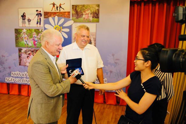 Khách tham dự buổi lễ Khách tham dự buổi lễ