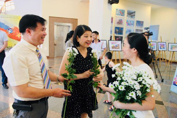 Tặng bông cúc trắng cho khách mời Tặng bông cúc trắng cho khách mời