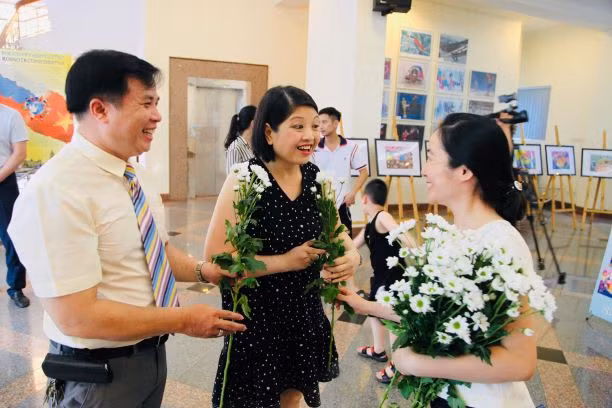 Tặng bông cúc trắng cho khách mời