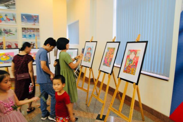 Triển lãm tranh tại Lễ trao kỷ niệm chương Triển lãm tranh tại Lễ trao kỷ niệm chương