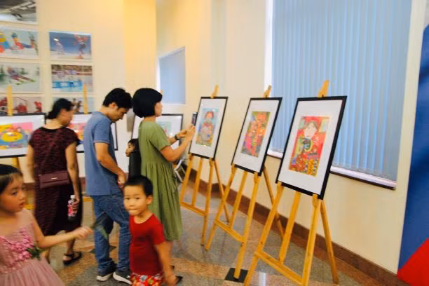 Triển lãm tranh tại Lễ trao kỷ niệm chương