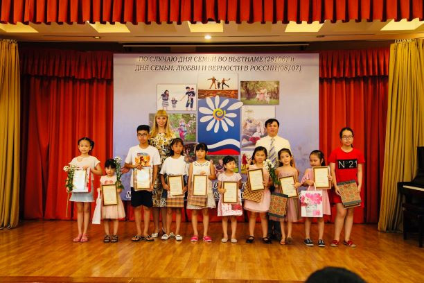 Trao quà cho thiếu nhi có tranh vẽ về gia đình Trao quà cho thiếu nhi có tranh vẽ về gia đình